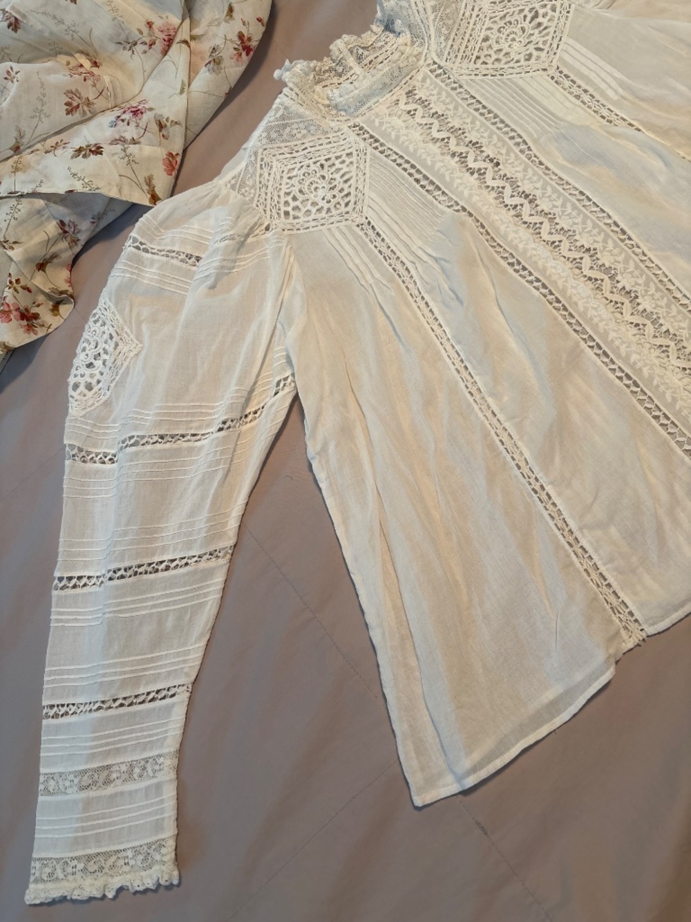 Doen Lace Top - Picture 3 of 17